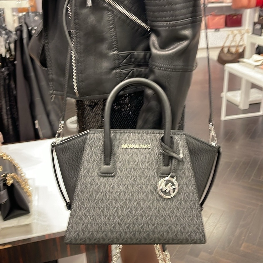 MICHAEL KORS
Avril Small Logo Top-Zip Satchel
COLOR BLACK
NWT - Picture 15 of 16